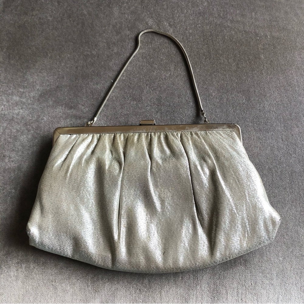 VTG 50’s 60’s Silver Lame clutch purse w/serpentine silver strap glitter frame